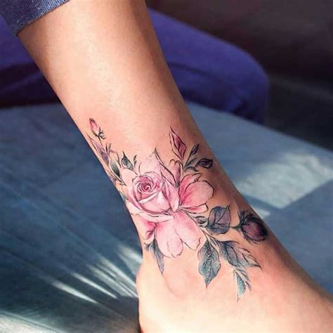 tatuaggio fiore piede|Tatuaggi con fiori: significato e 200 immagini